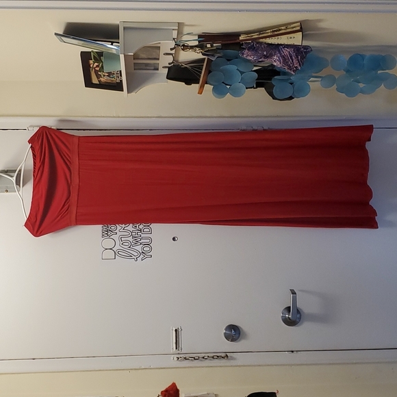 Beautiful red Maxi dress - Picture 3 of 3